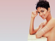 Halle-Berry-39